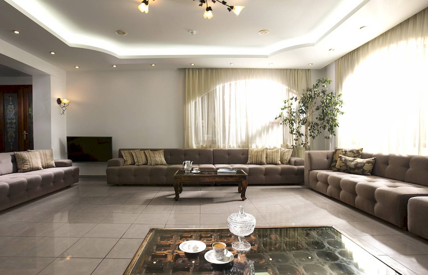 Almyrida Beach Hotel Wohnzimmer mit Sofas, Tischen und Pflanzen