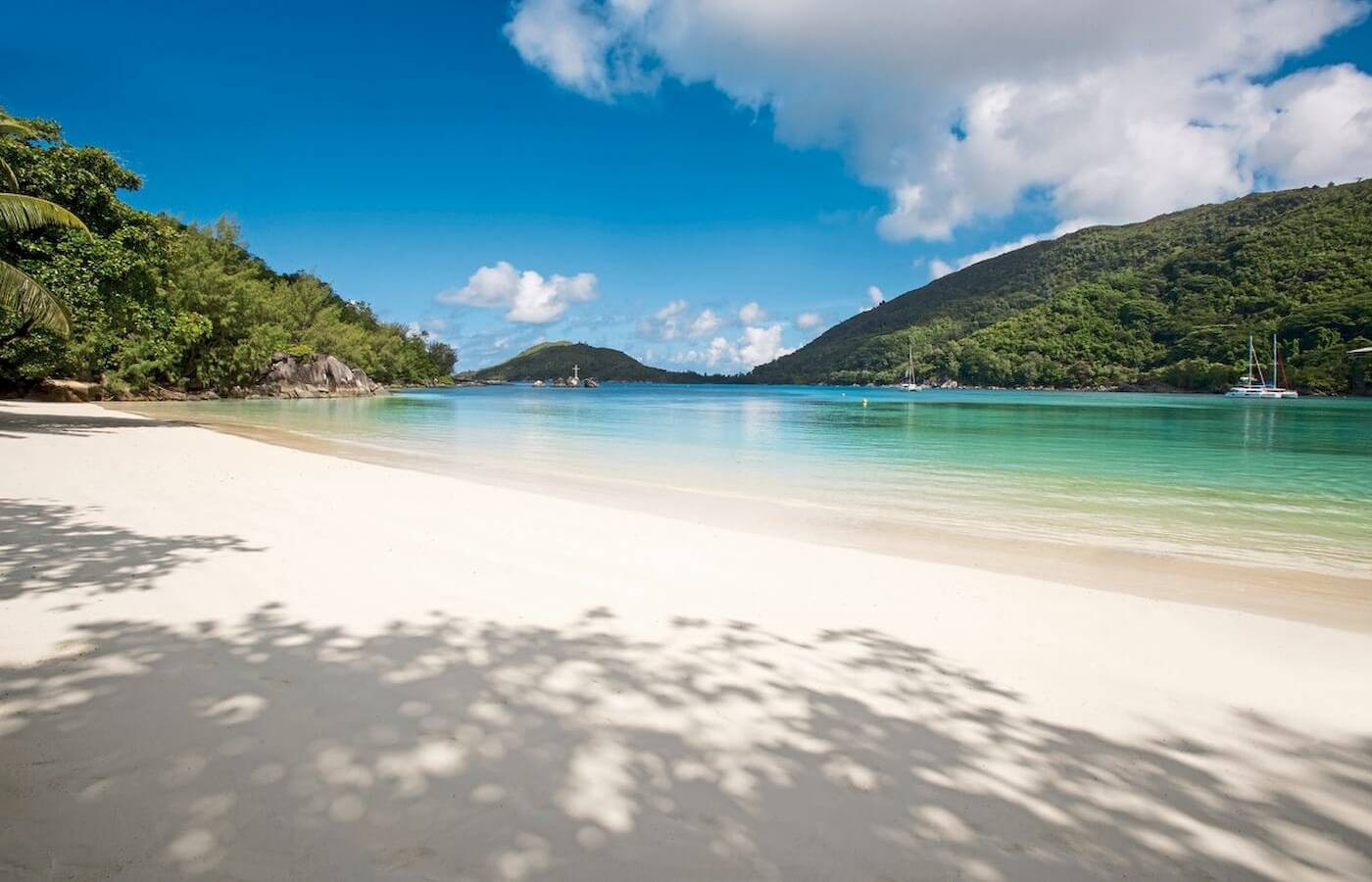 Strand des Constance Ephelia Resorts mit weißen Sand und klarem Wasser