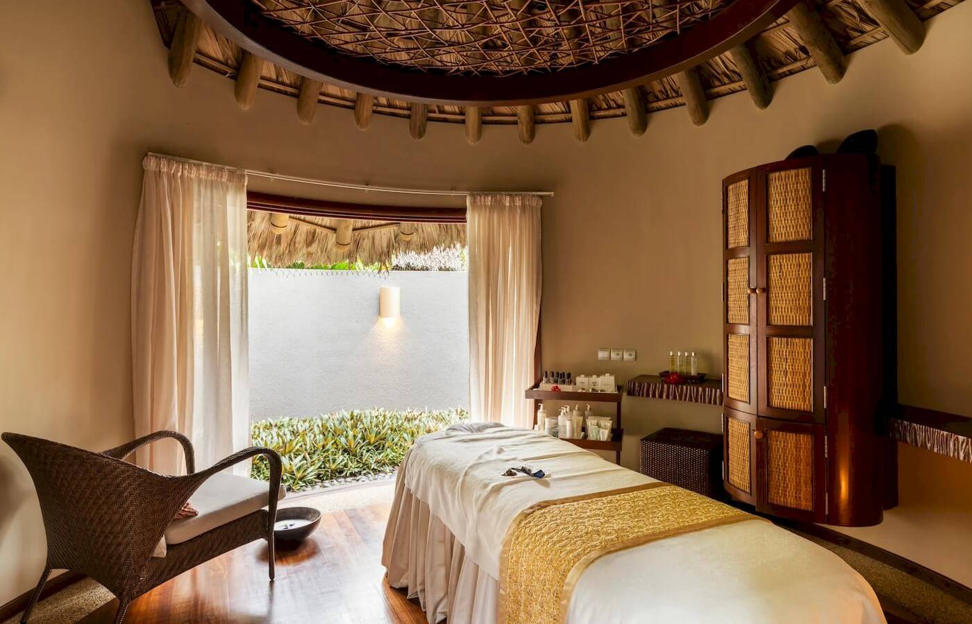 Massage-Behandlungsraum im Constance Ephelia Resort mit Blick auf den Garten.