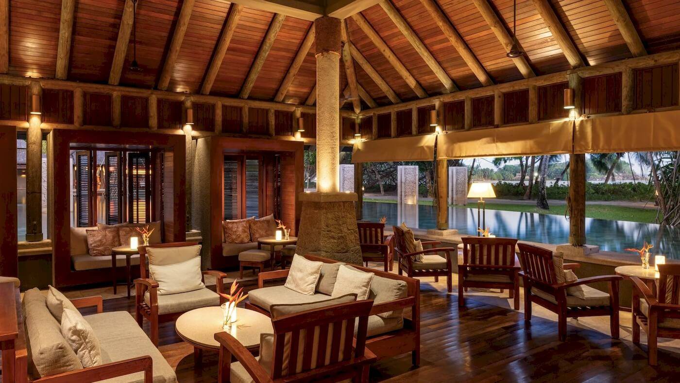 Loungebereich im Constance Ephelia Resort mit Blick auf den Pool.