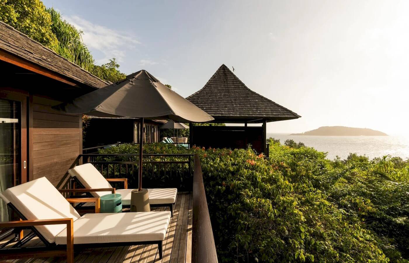 Terrasse mit Sonnenliegen im Constance Ephelia Resort mit Meerblick