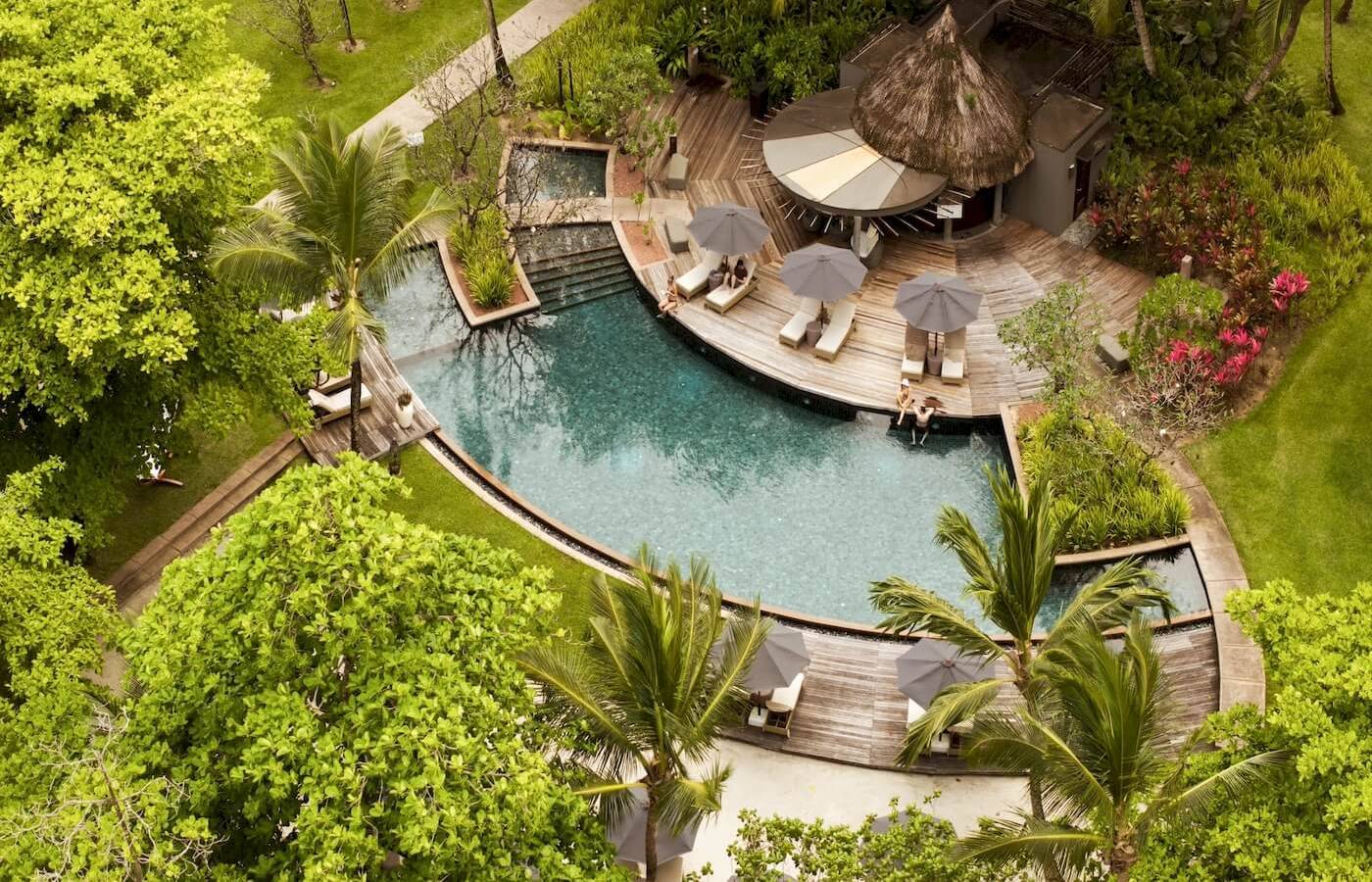 Constance Ephelia Resort Pool von oben mit Lounge-Bereichen und schirmen.