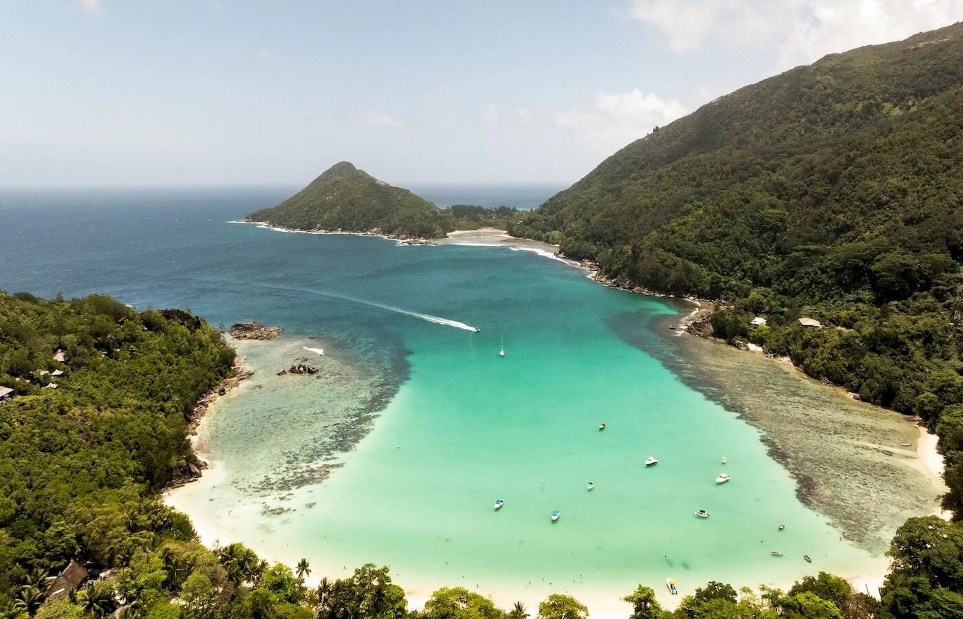 Luftaufnahme des Constance Ephelia Resorts mit kristallklarem Wasser und weißen Stränden.