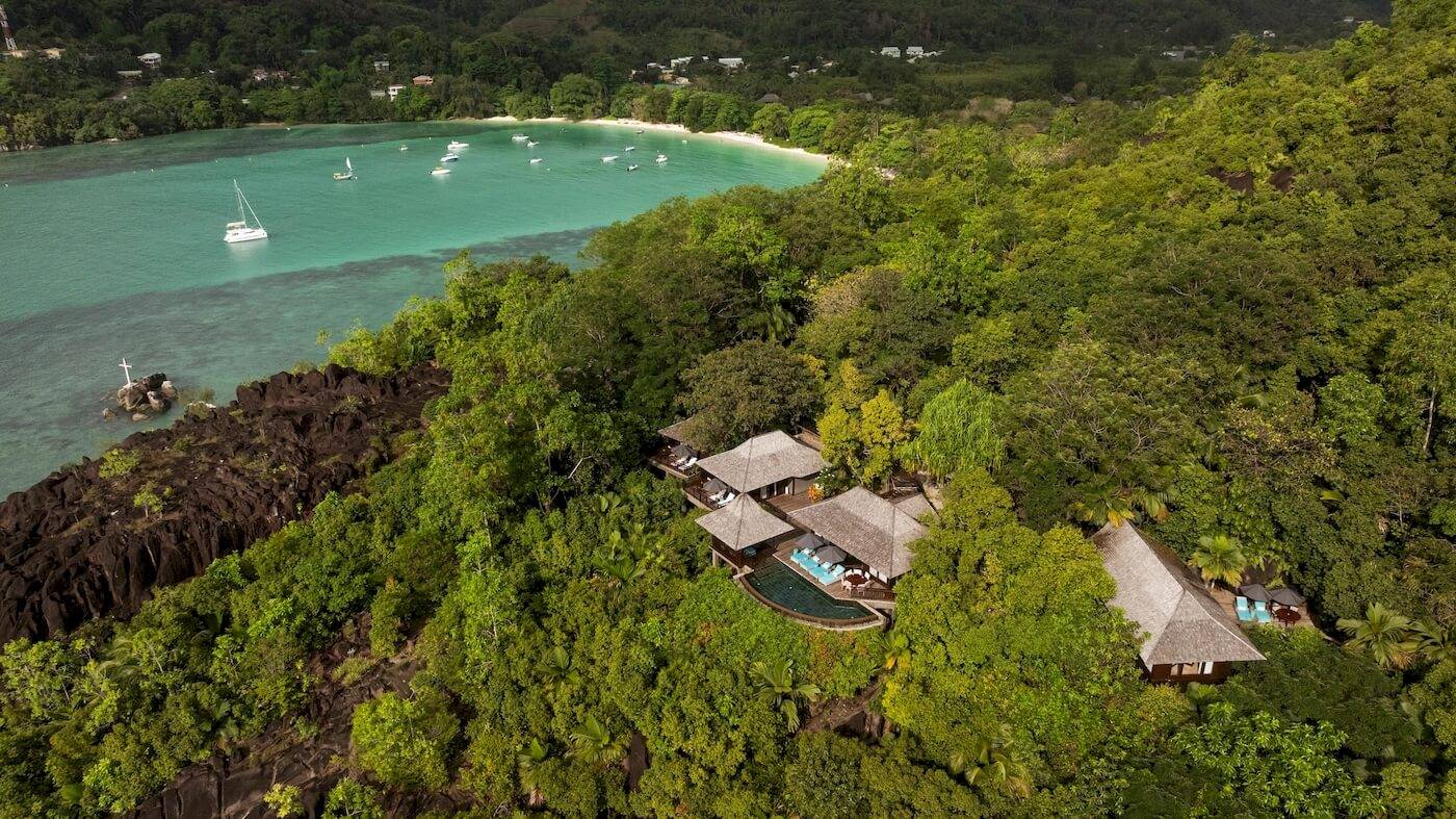Luftaufnahme des Constance Ephelia Resorts mit Blick auf den Strand und das Meer.