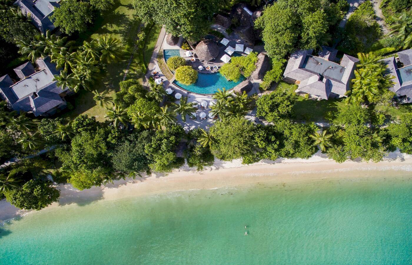 Luftaufnahme des Constance Ephelia Resorts mit Pool und Strand.