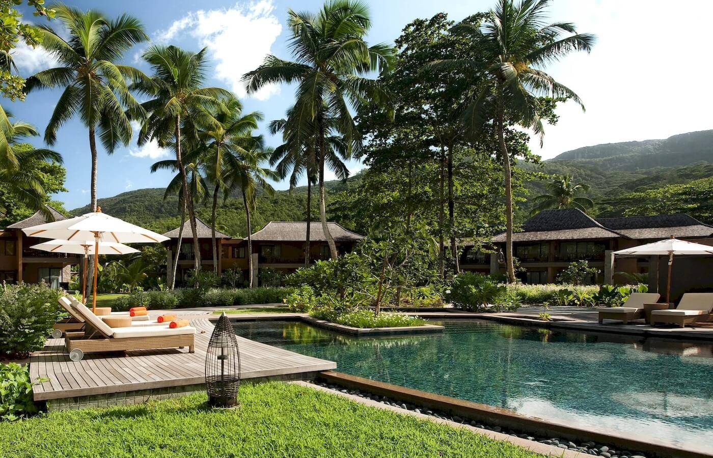 Constance Ephelia Resort: Pool und Loungebereich mit Sonnenliegen und Sonnenschirmen.