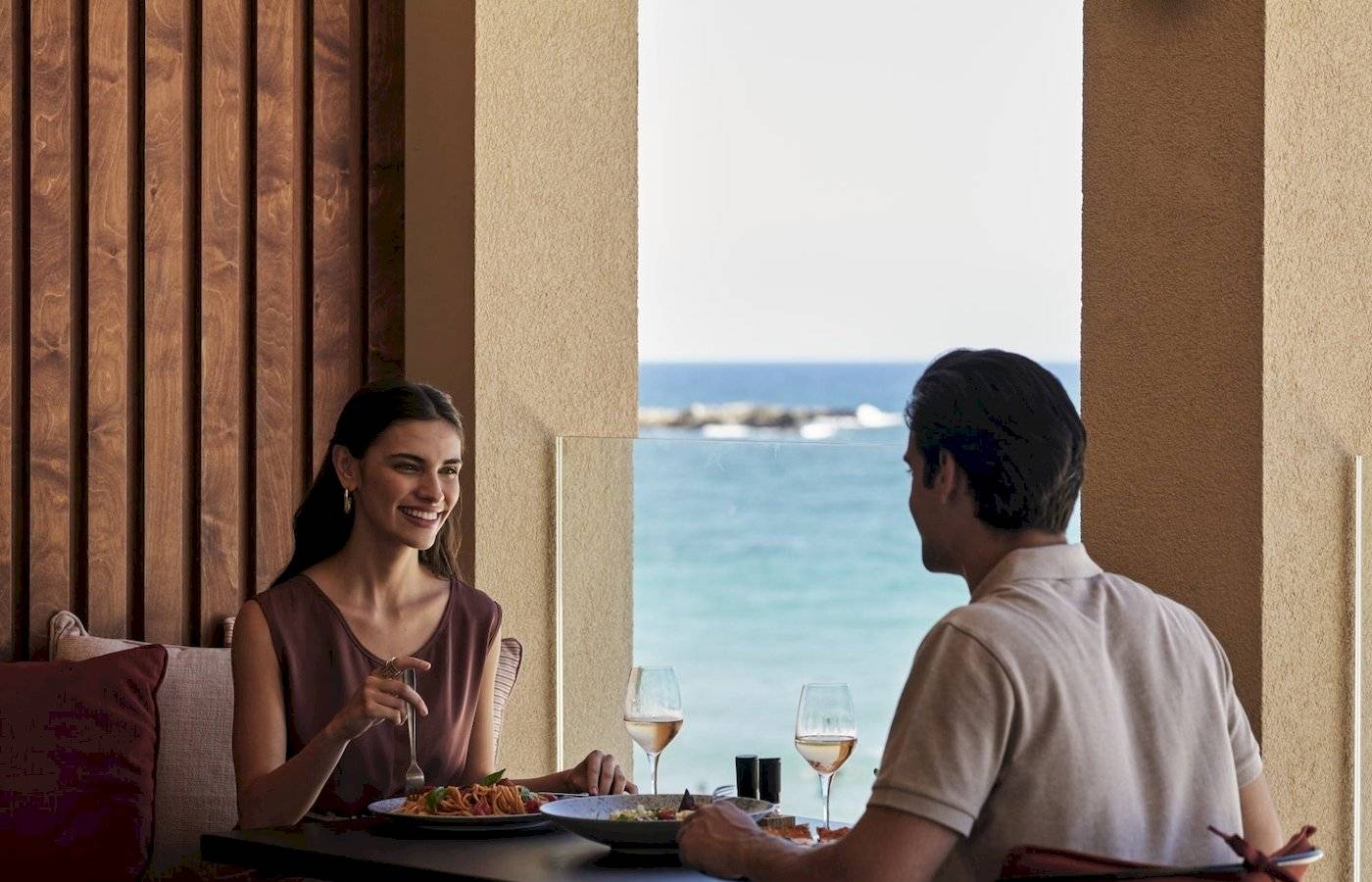 Paar essen im Hotel-Restaurant mit Meerblick am Atlantica Beach Resort Kos