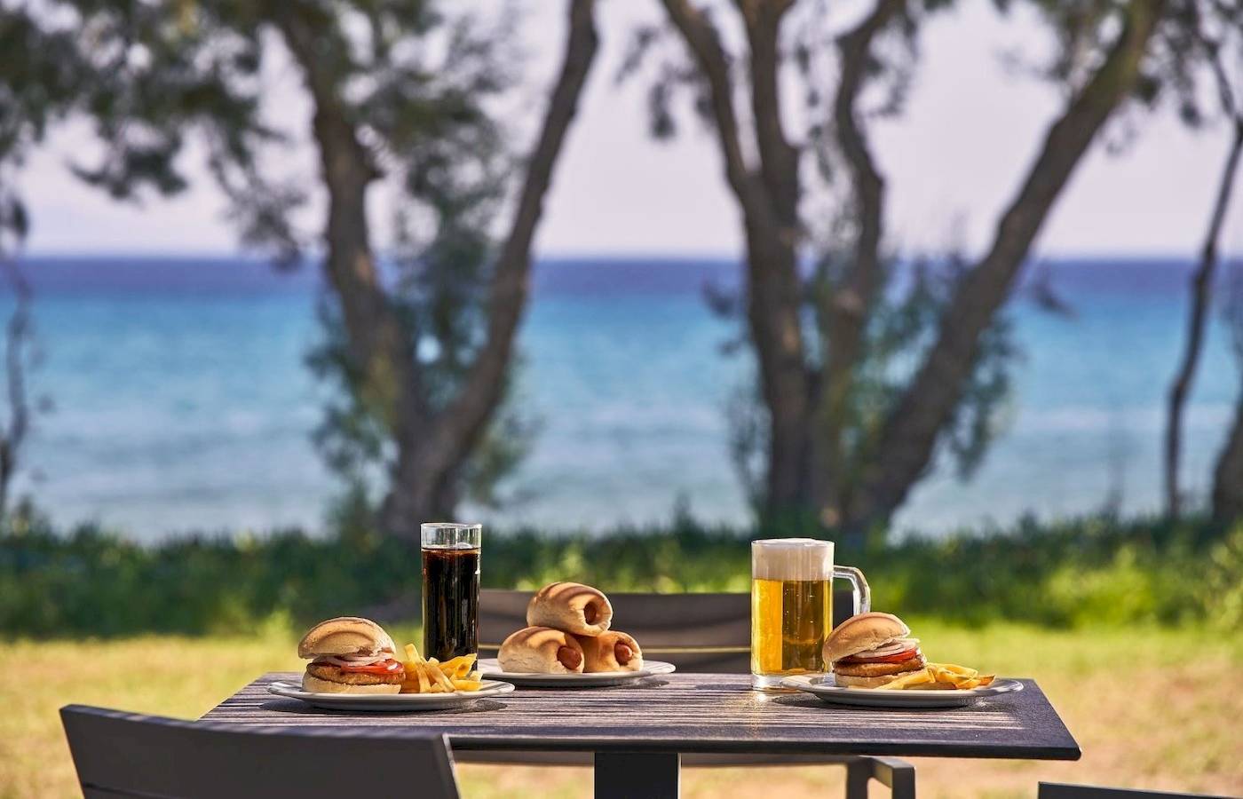 Tisch mit Essen und Getränken am Strand im Atlantica Beach Resort Kos.