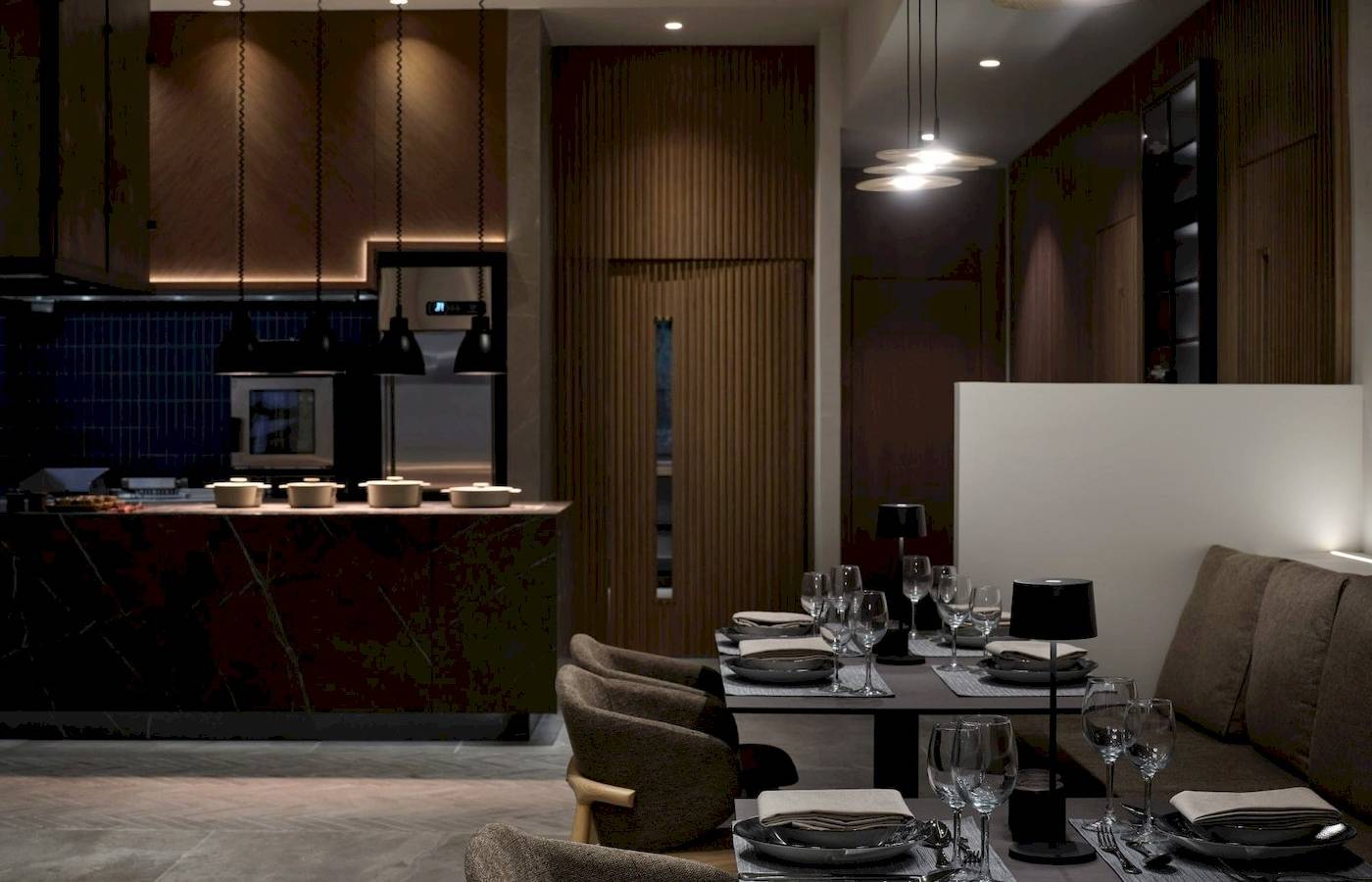 Innenansicht des Restaurants des Atlantica Beach Resort Kos mit gedeckeln Tischen und Stühlen.