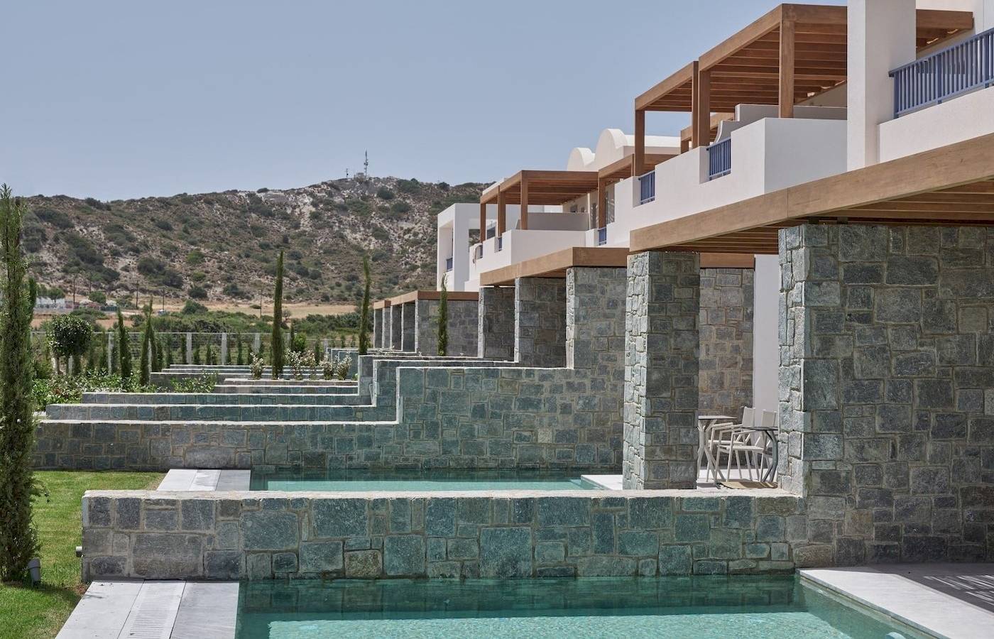 Atlantica Beach Resort Kos mit Swimmingpool und Terrassen im Vordergrund.