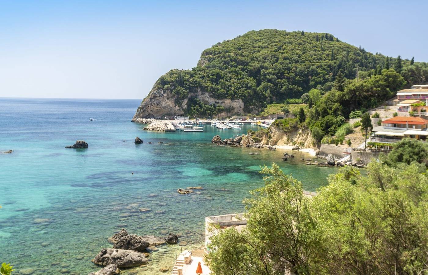 Blick auf den Hafen und das Meer des Atlantica Beach Resort Kos.