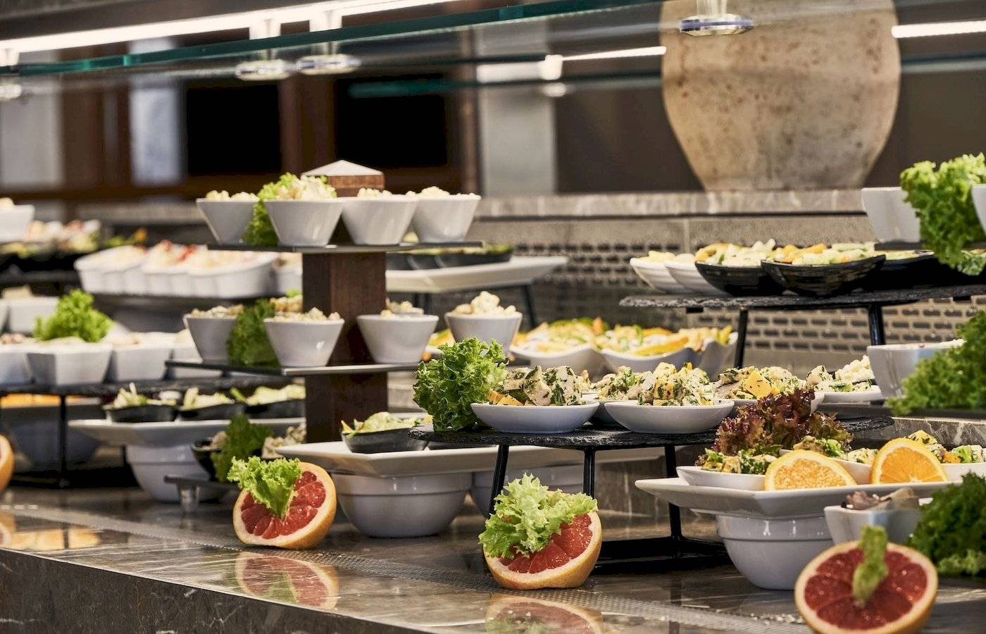 Buffet-Tisch im Atlantica Beach Resort Kos mit verschiedenen Salaten und Früchten.