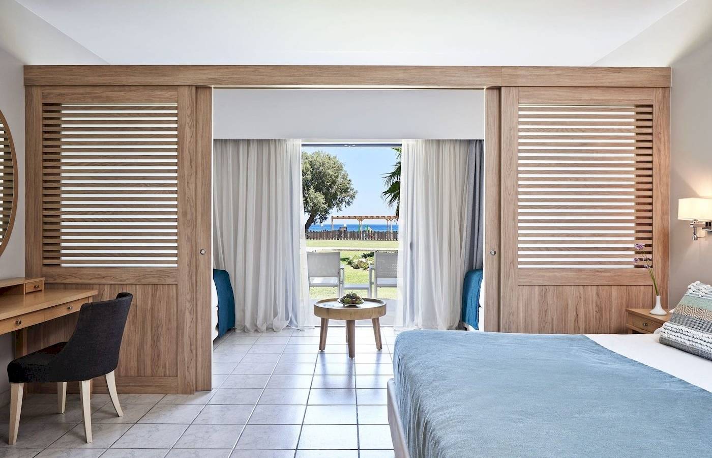 Innenansicht eines Zimmers im Atlantica Beach Resort Kos mit Blick auf das Meer.