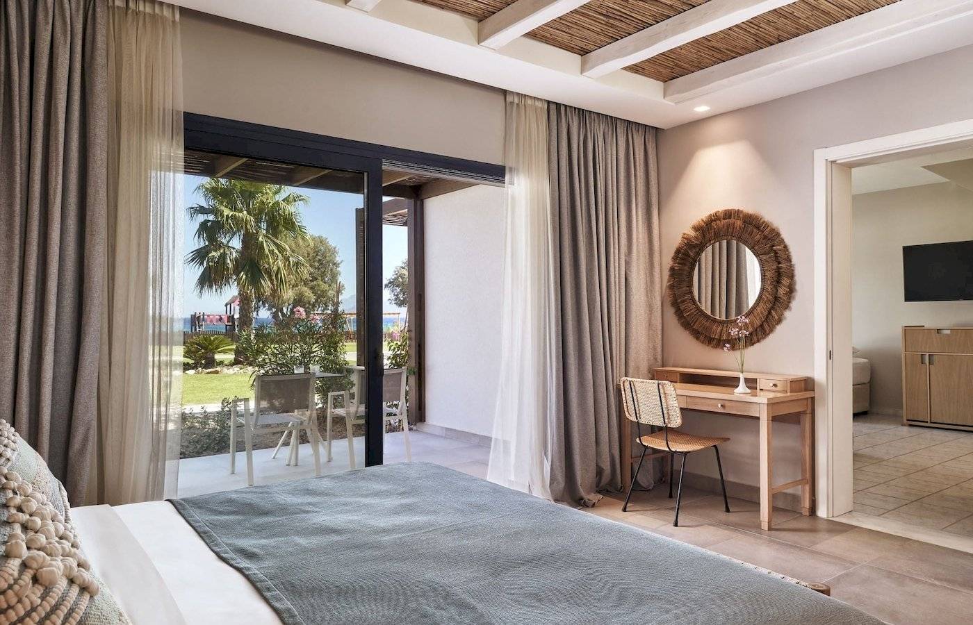 Zimmer im Atlantica Beach Resort Kos mit Blick auf den Strand und die Terrasse