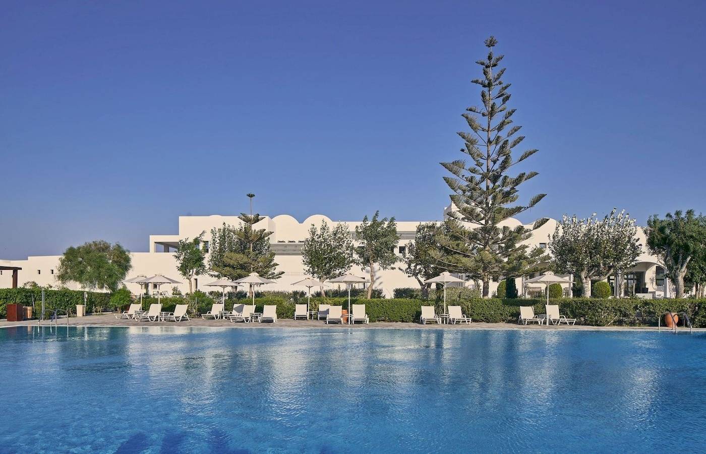 Außenpool mit Liegestühlen und Sonnenschirmen im Atlantica Beach Resort Kos