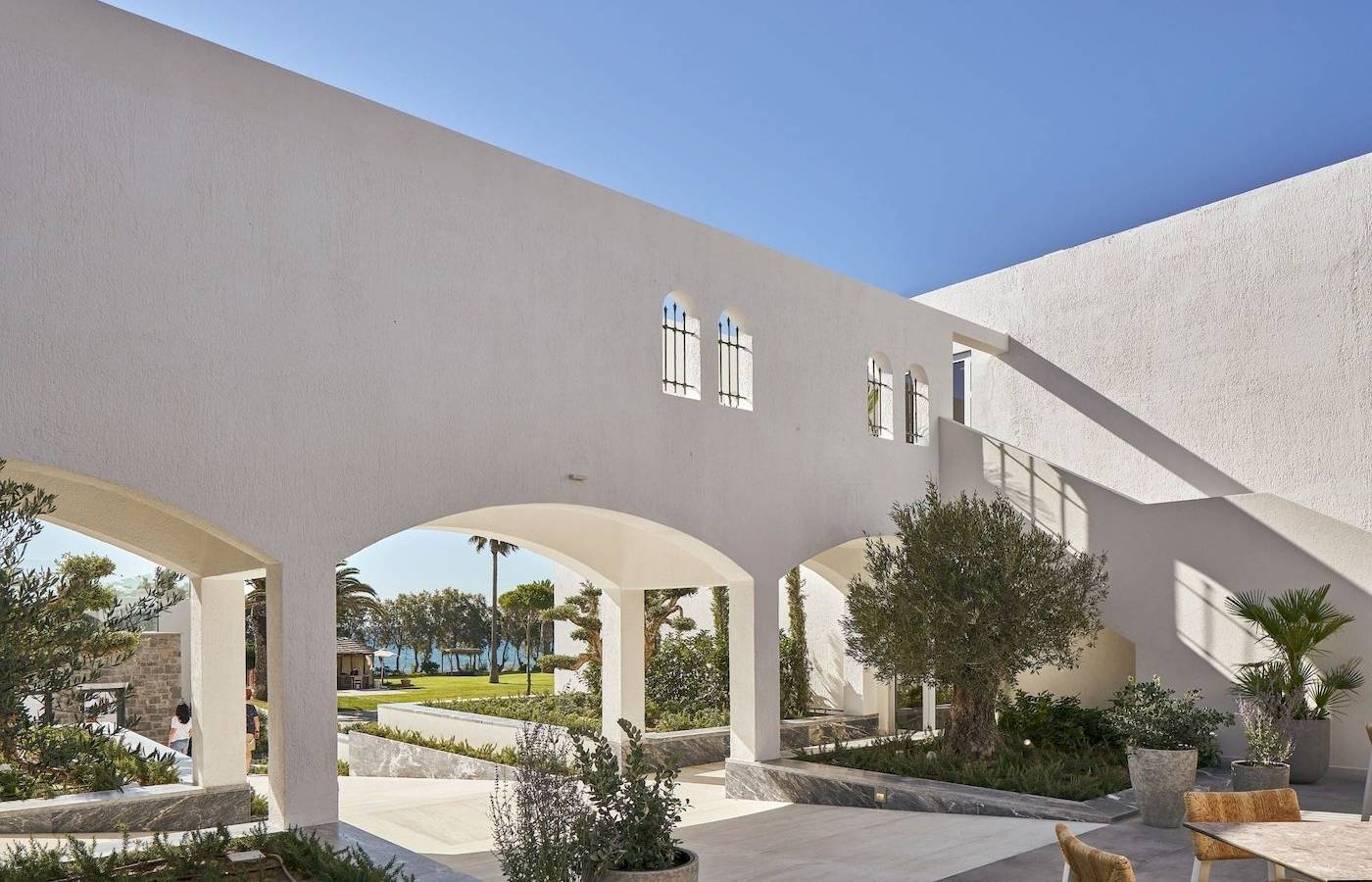 Aussenbereich des Atlantica Beach Resort Kos mit weissen Mauern und grossen Arkaden