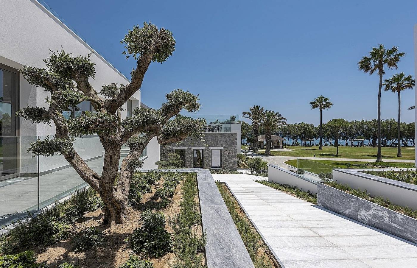 Außenbereich des Atlantica Beach Resort Kos mit Terrasse und Blick auf den Garten