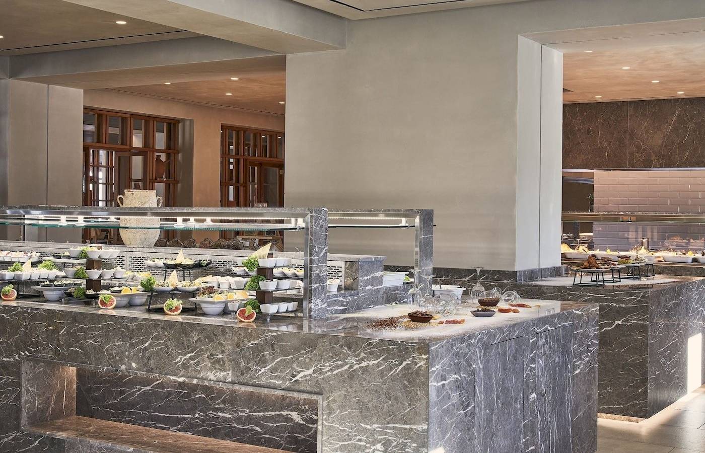 Speisebereich des Atlantica Beach Resort Kos mit Marmortheke und verschiedenen Speisen.