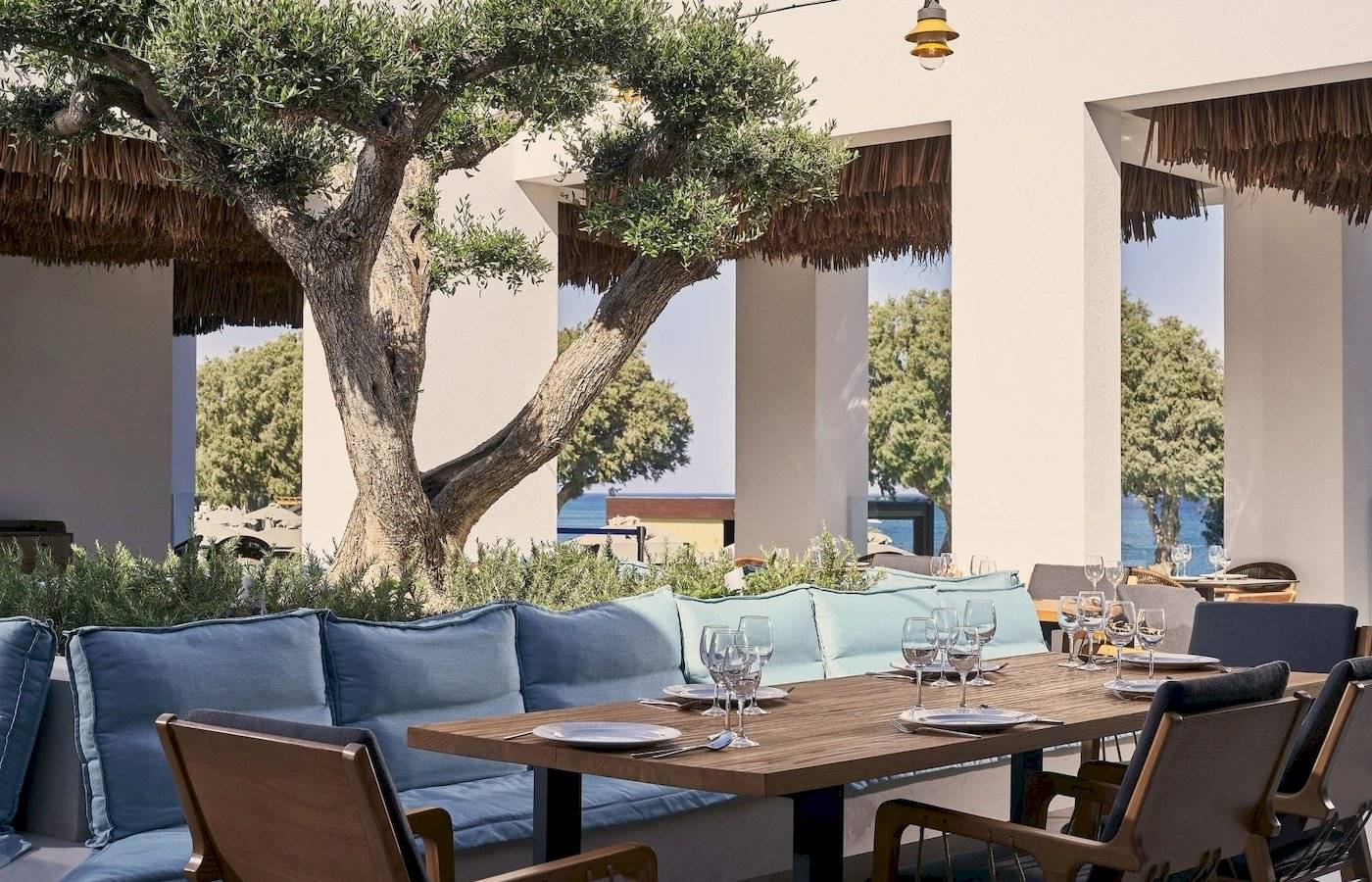 Terrasse mit Sitzplätzen und Tisch im Atlantica Beach Resort Kos