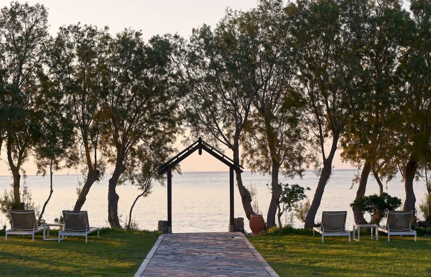 Garten mit Liegen und Pfad zum Meer im Atlantica Beach Resort Kos