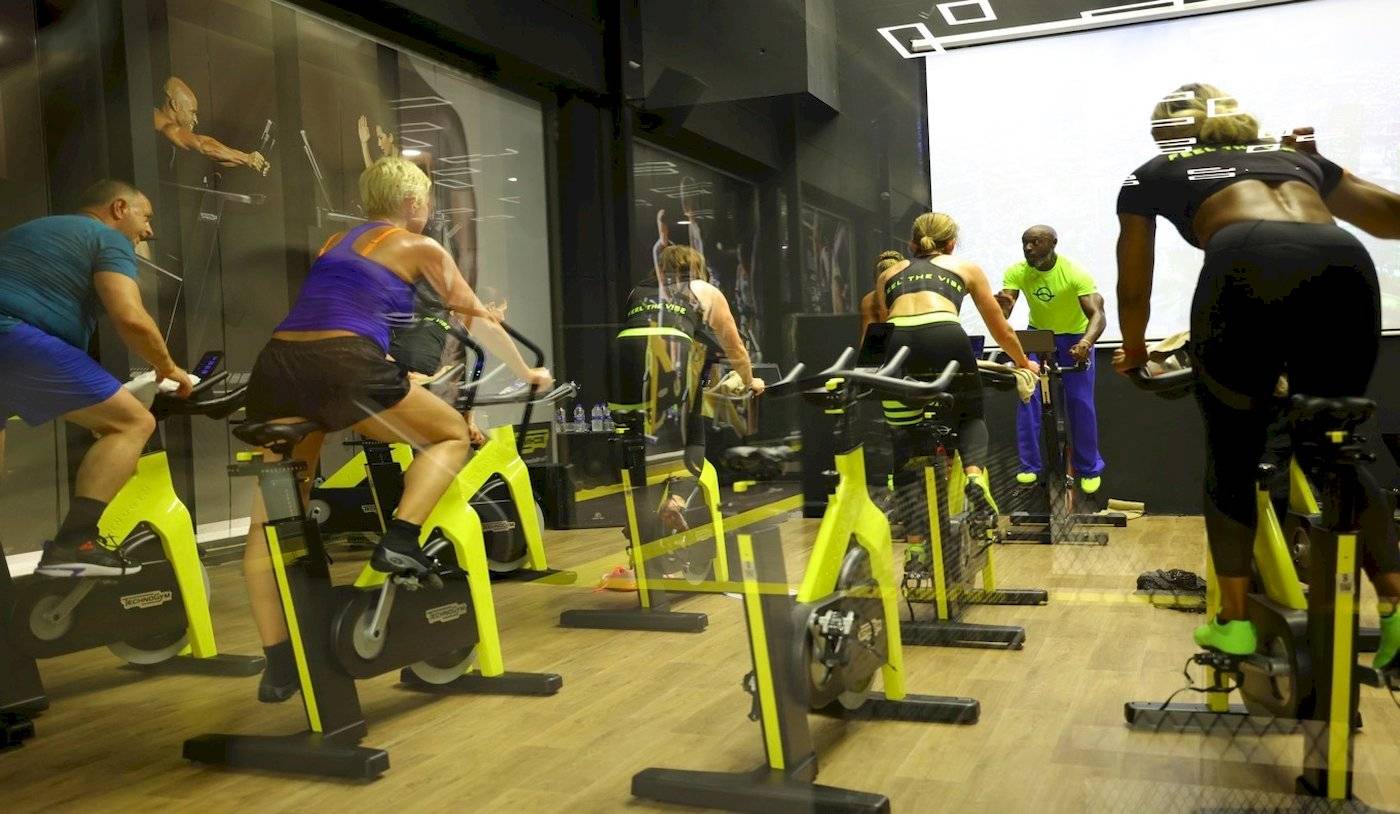 Mehrere Menschen im Nirvana Cosmopolitan Hotel trainieren auf Fahrradtrainern.