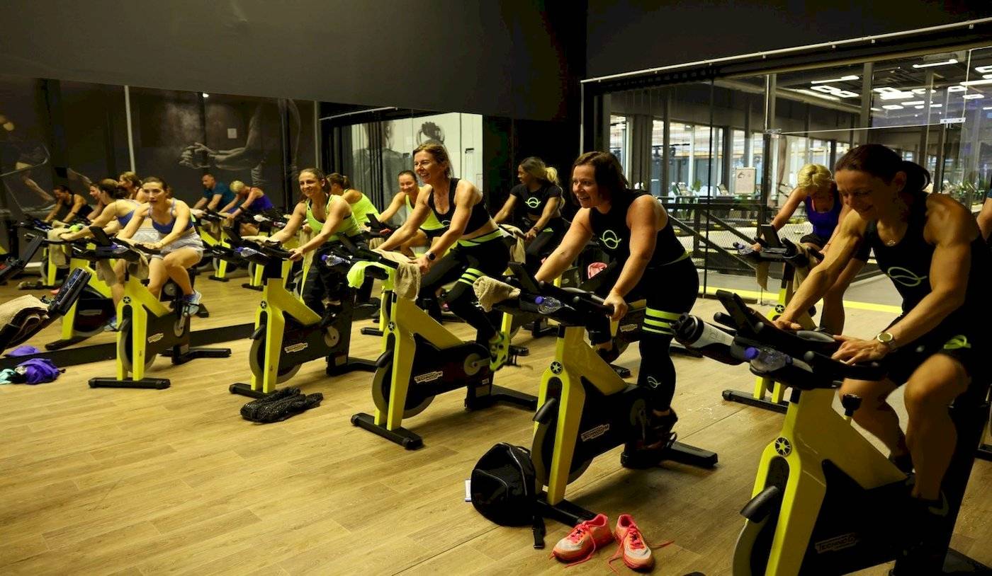 Gruppe von Frauen beim Radfahren im Nirvana Cosmopolitan Hotel