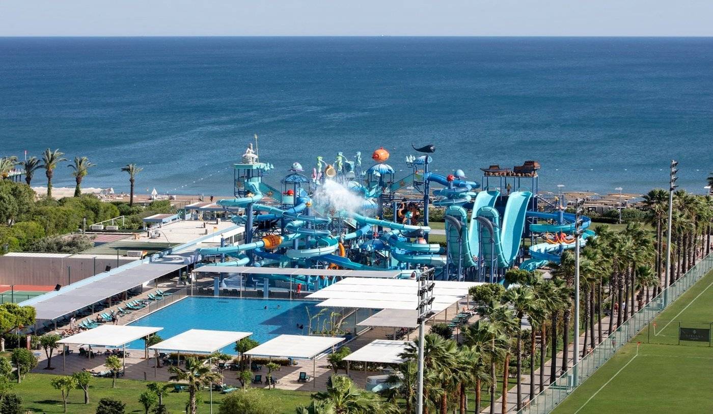 Ein großer Wasserpark des Nirvana Cosmopolitan Hotels mit Blick auf das Meer.