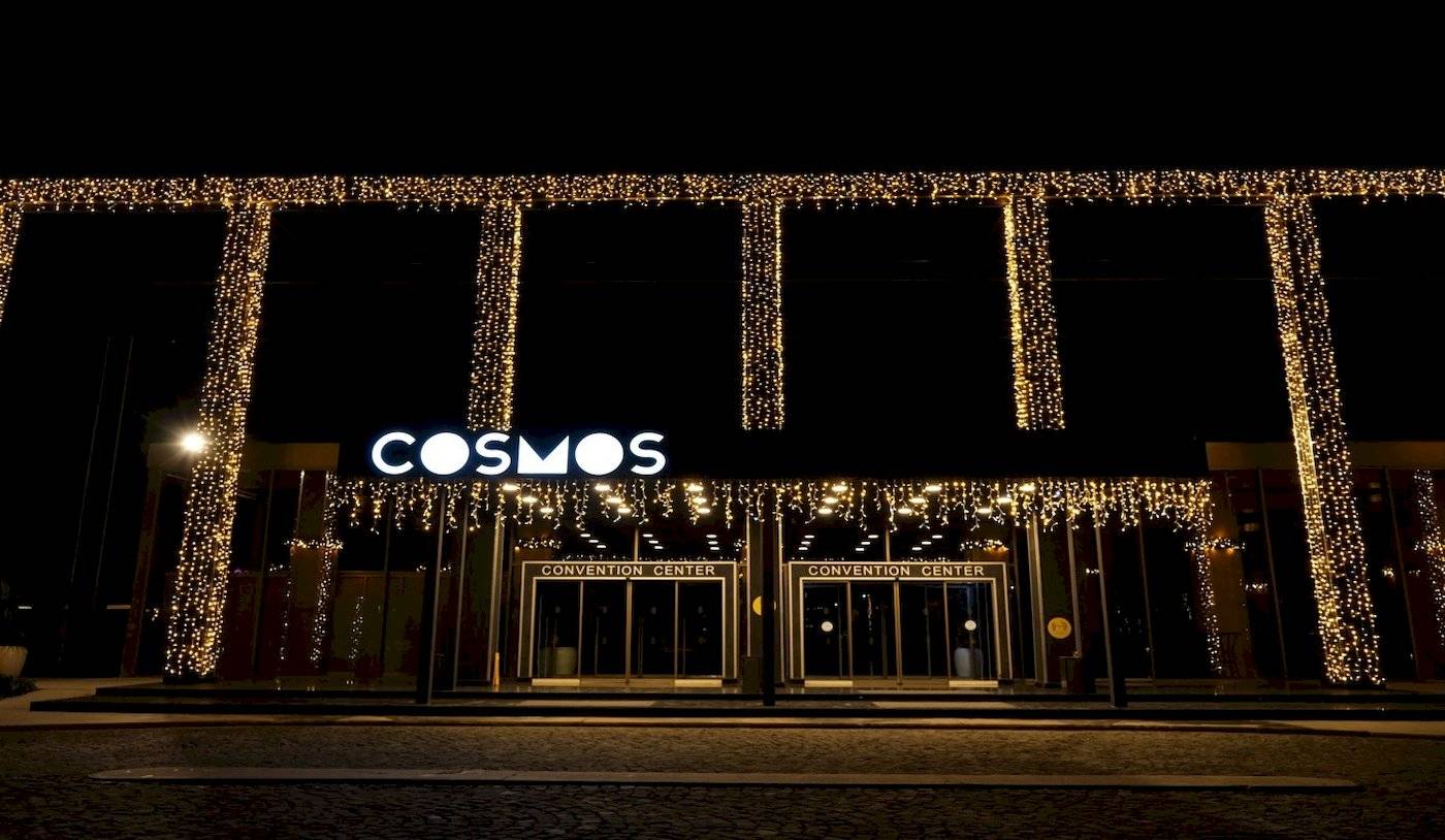 Nirvana Cosmopolitan Convention Center Eingang mit Lichterketten in der Nacht