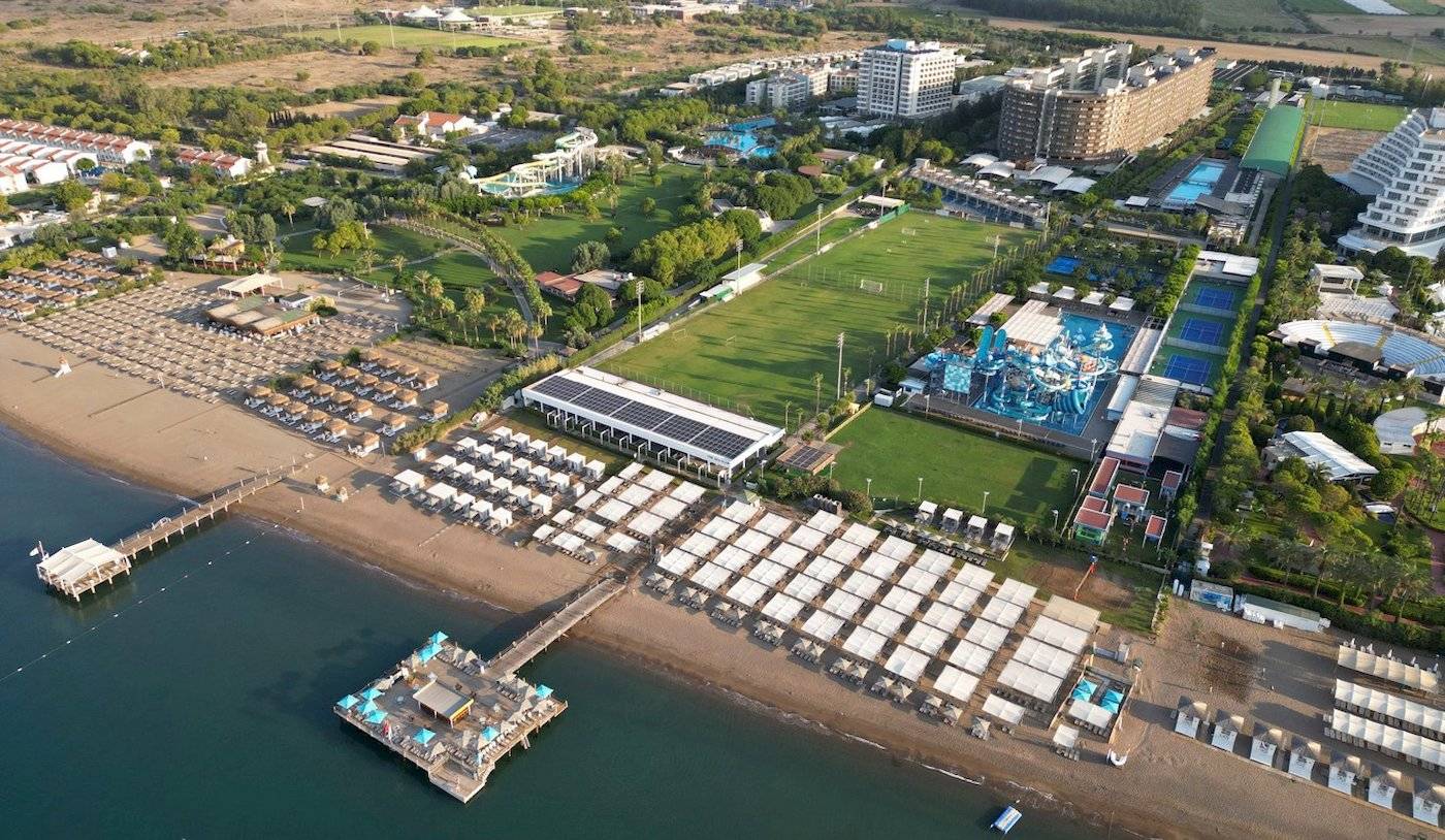 Luftaufnahme des Nirvana Cosmopolitan Hotels mit Pool, Wasserrutschen und Strand