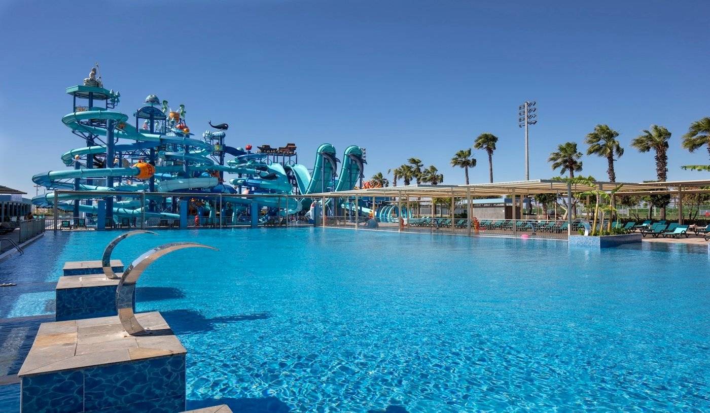 Wasserrutsche und Pool im Nirvana Cosmopolitan Hotel
