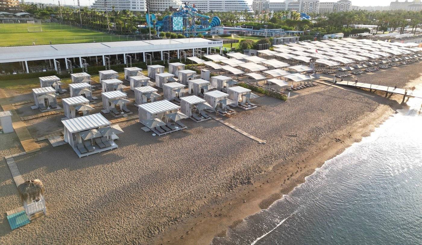 Luftaufnahme des Nirvana Cosmopolitan Hotels mit Strandlounges und Wasserrutschen