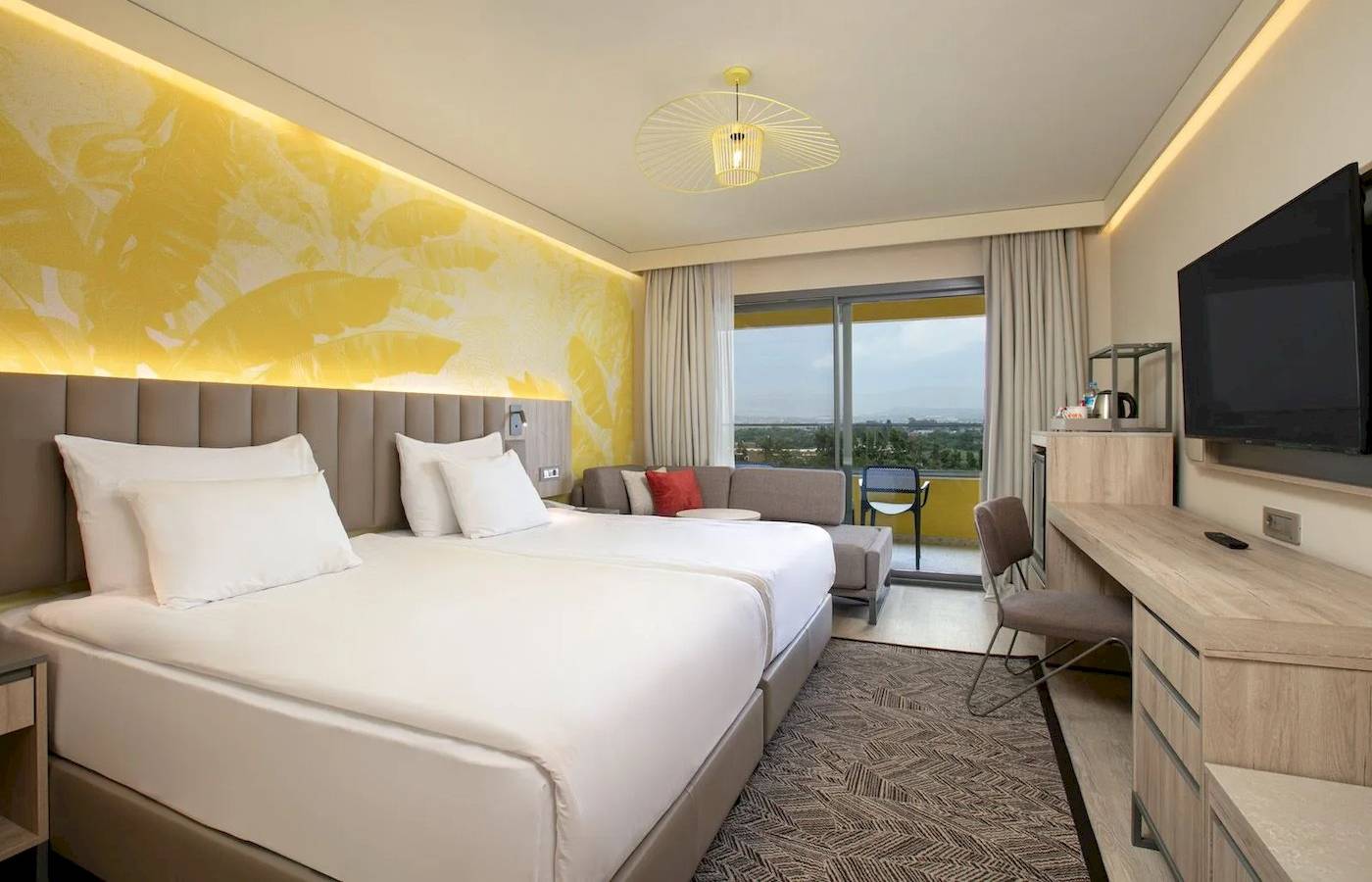 Doppelzimmer im Megasaray Resort Side mit Terrasse und Blick auf die Stadt.