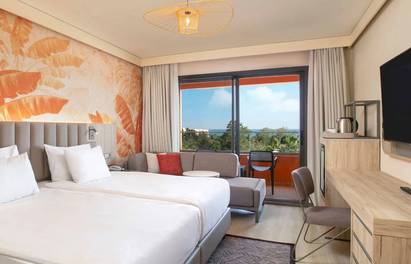 Doppelzimmer mit Balkon im Megasaray Resort Side mit Blick auf das Meer.