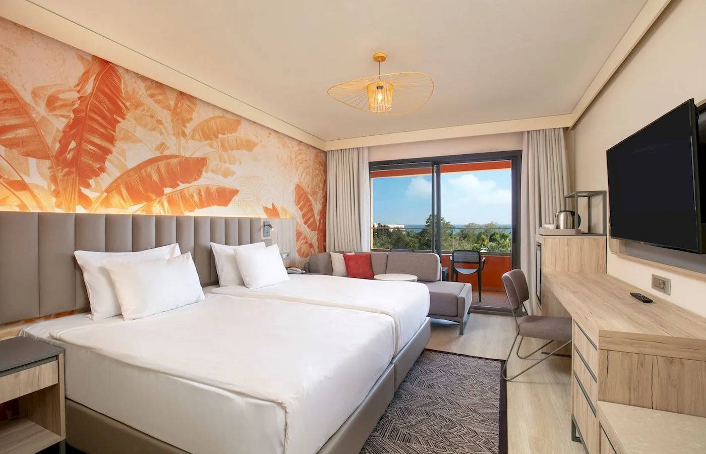 Doppelzimmer im Megasaray Resort Side mit Meerblick, zwei Betten und modernen Möbeln.