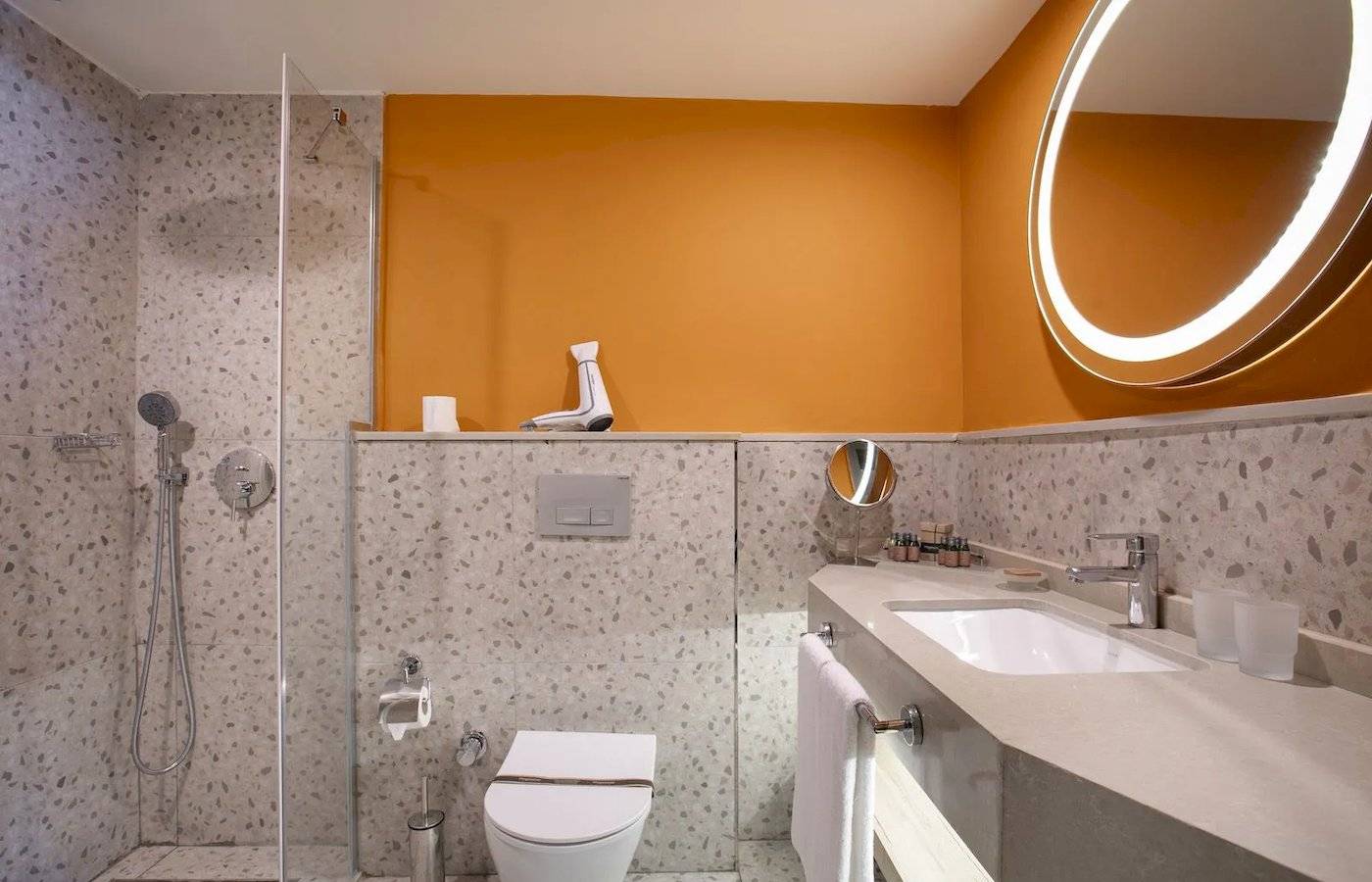 Badezimmer im Megasaray Resort Side mit einer Dusche, Toilette, Waschbecken und Spiegel.