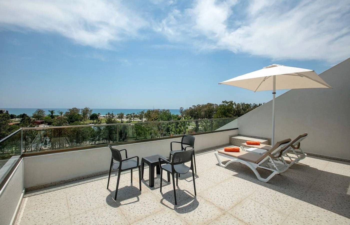 Dachterrasse des Megasaray Resort Side mit Blick auf das Meer