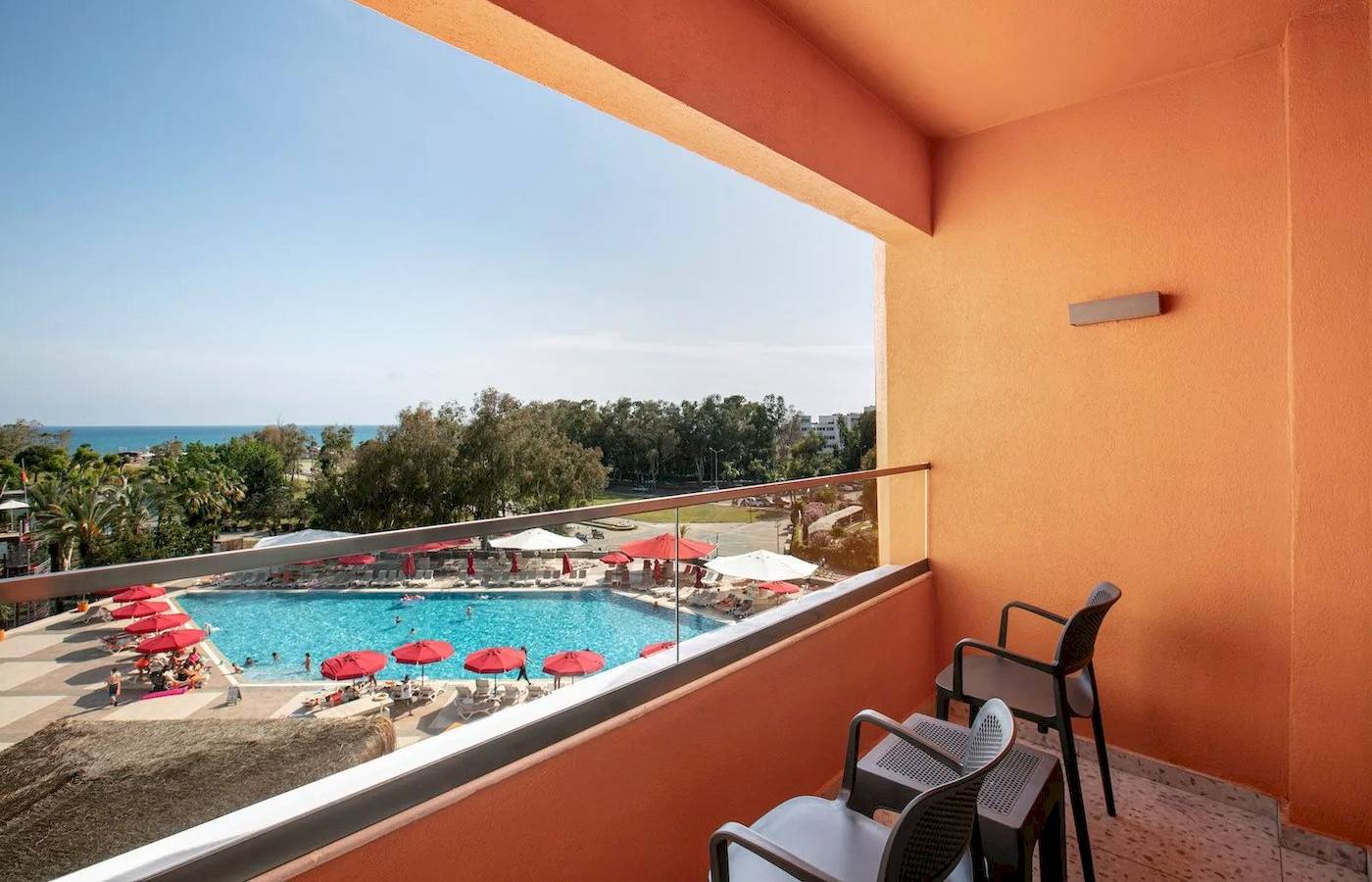 Balkon im Megasaray Resort in Side mit Ausblick auf das Schwimmbad.