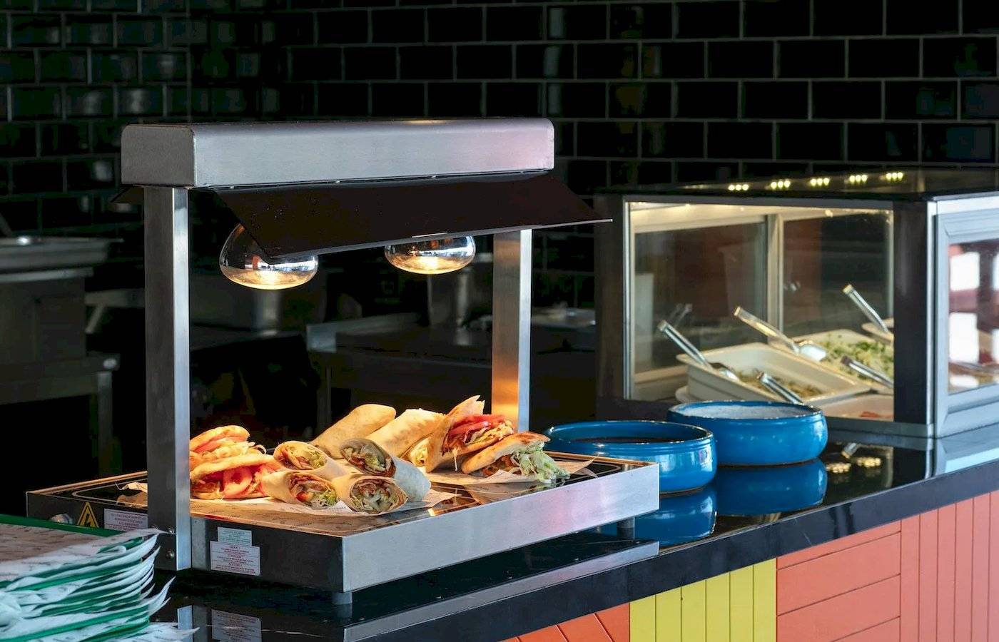 Buffet-Tisch im Megasaray Resort Side mit verschiedenen Speisen wie Sandwiches und Salaten.