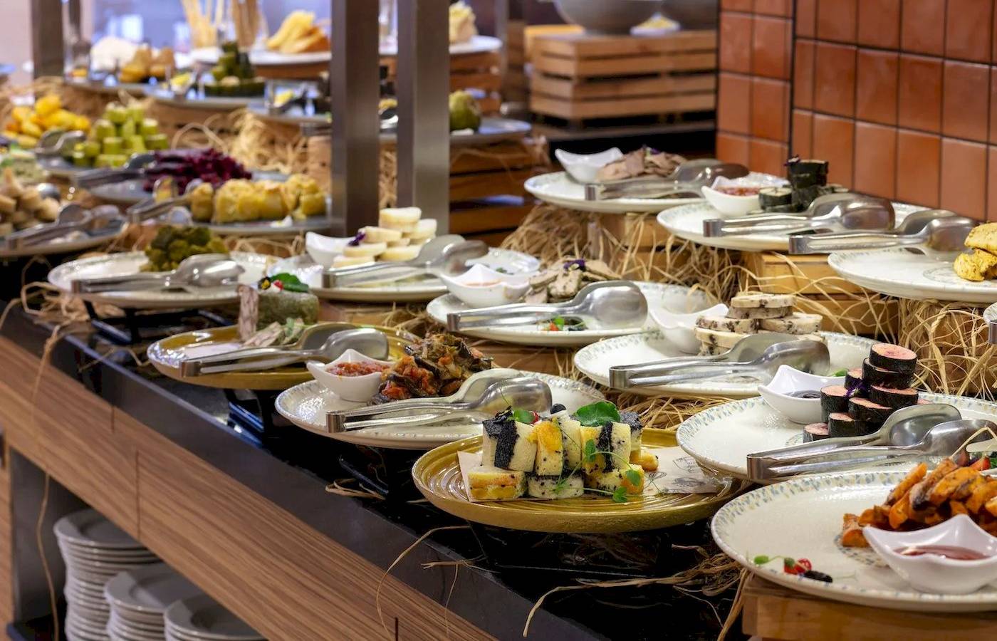 Buffet im Megasaray Resort Side mit verschiedenen Speisen auf mehreren Tellern.