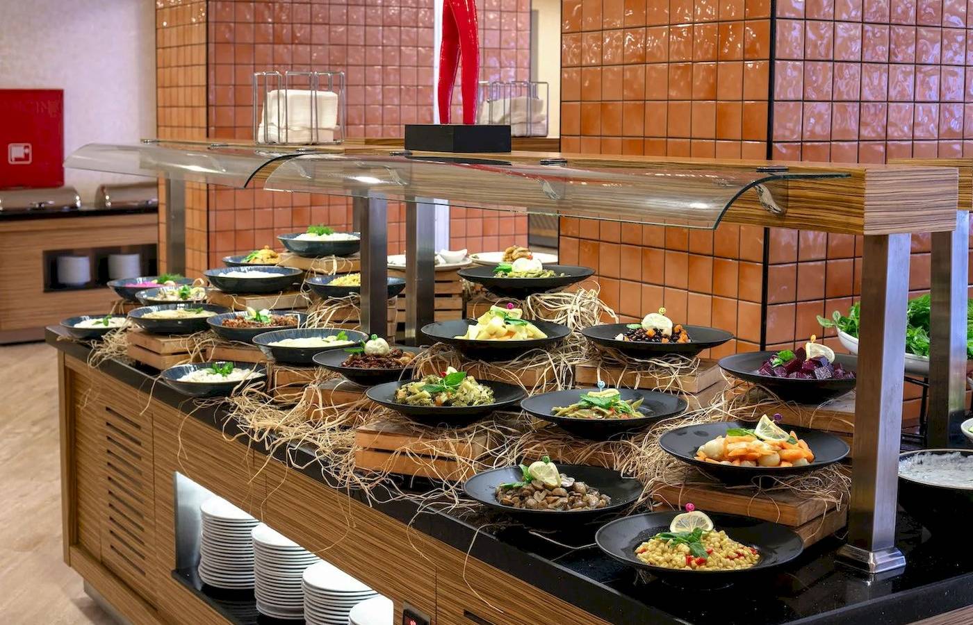 Buffet-Tisch im Megasaray Resort Side mit verschiedenen Gerichten.