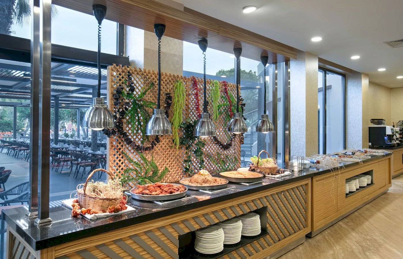 Buffet-Tisch im Megasaray Resort Side mit verschiedenen Speisen.