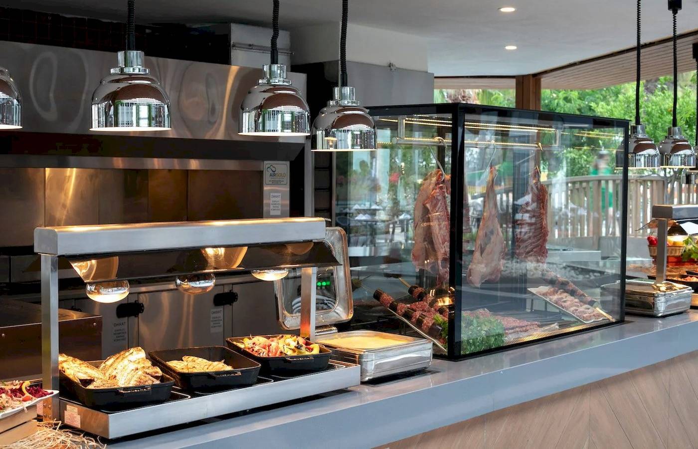 Buffetbereich im Megasaray Resort Side mit verschiedenen Speisen und Fleischtheken.