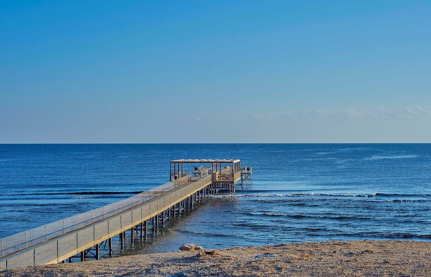 Pier vom Jaz Grand Marsa Hotel mit offenem Blick auf das Meer.