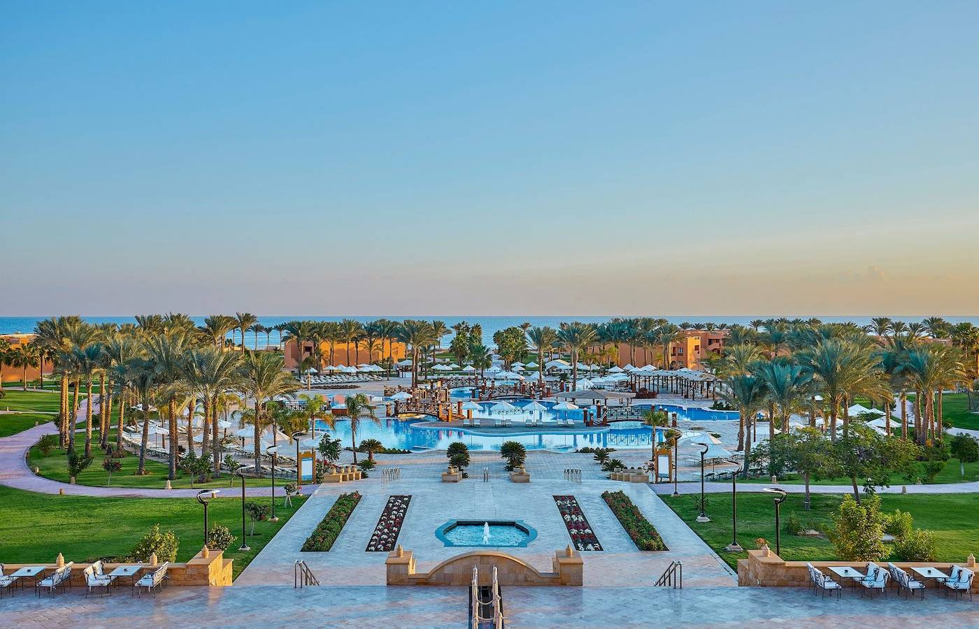Luftaufnahme des Jaz Grand Marsa Resorts mit Pools, Palmen und Meer im Hintergrund