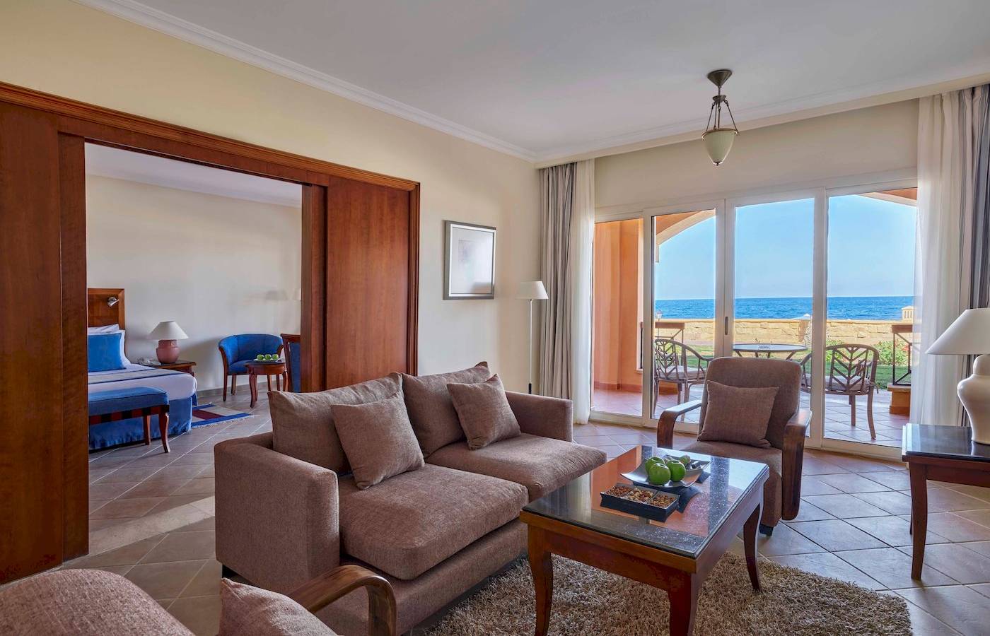 Wohnbereich des Jaz Grand Marsa Hotels mit Sofa und Meerblick.