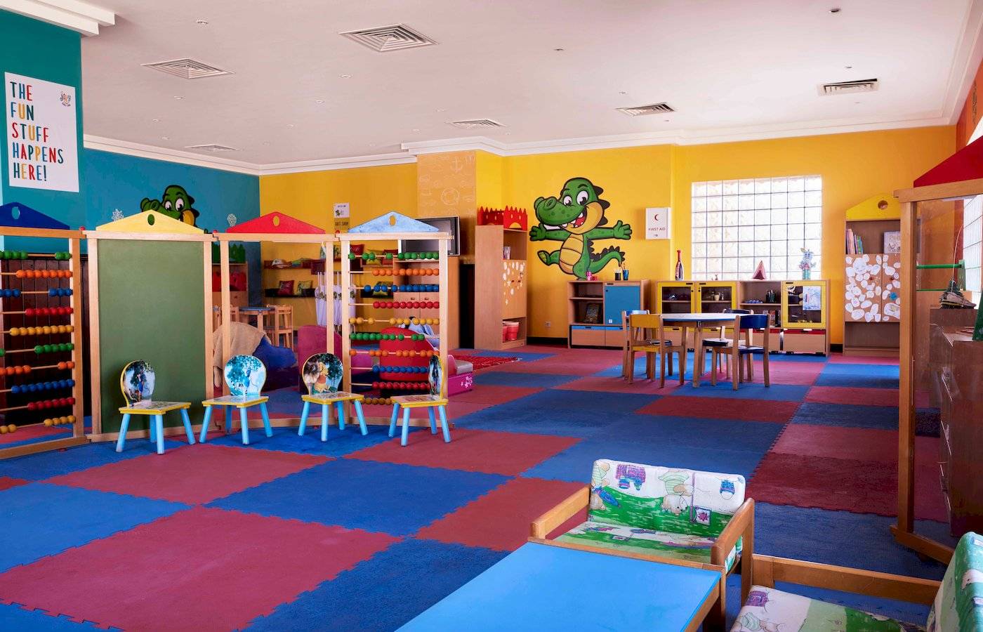 Kinderspielzimmer im Jaz Grand Marsa Hotel mit bunten Farben und Spielzeug.