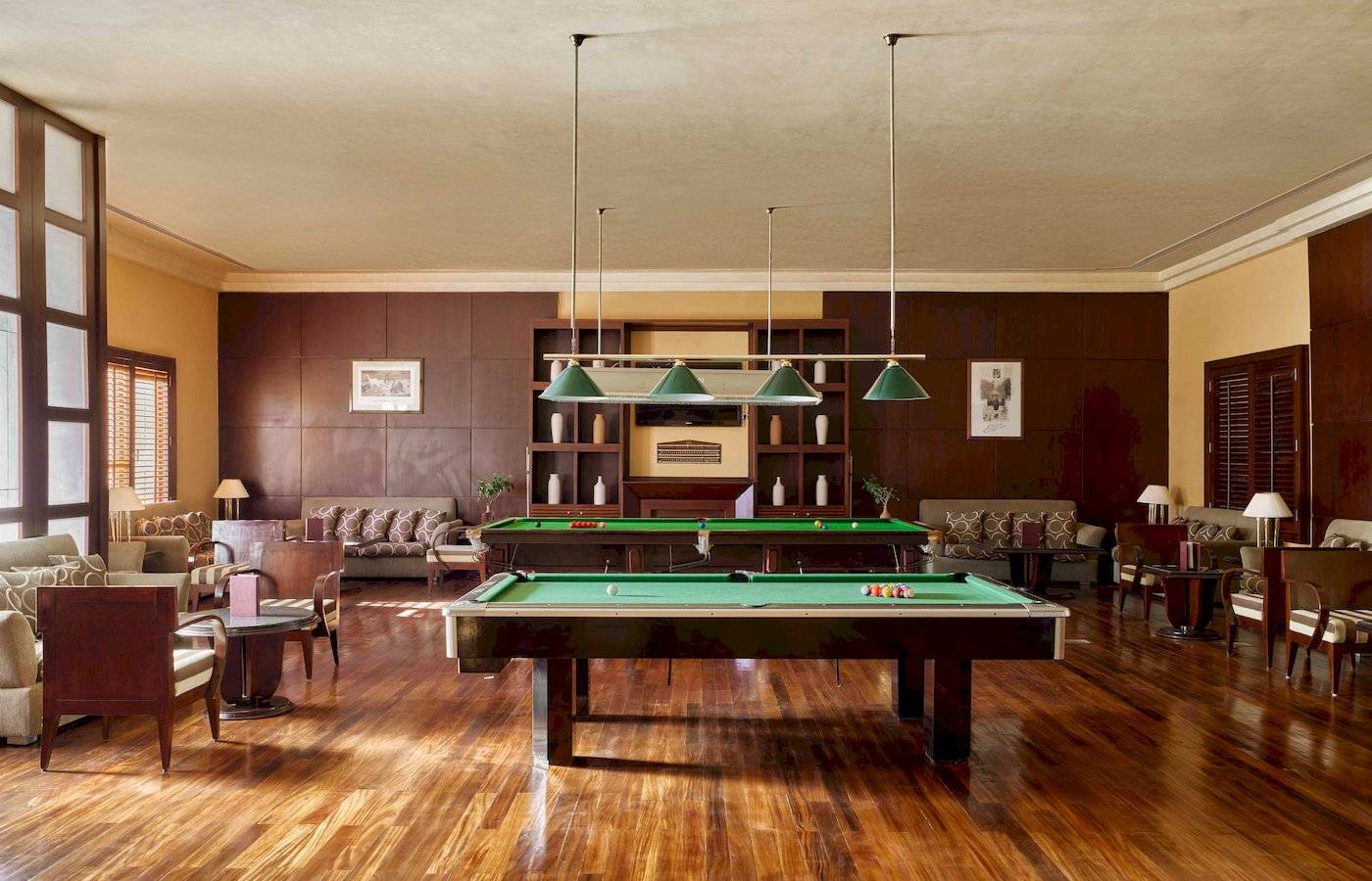 Billardhalle im Jaz Grand Marsa Hotel mit grünen Billardtischen und Holzböden.