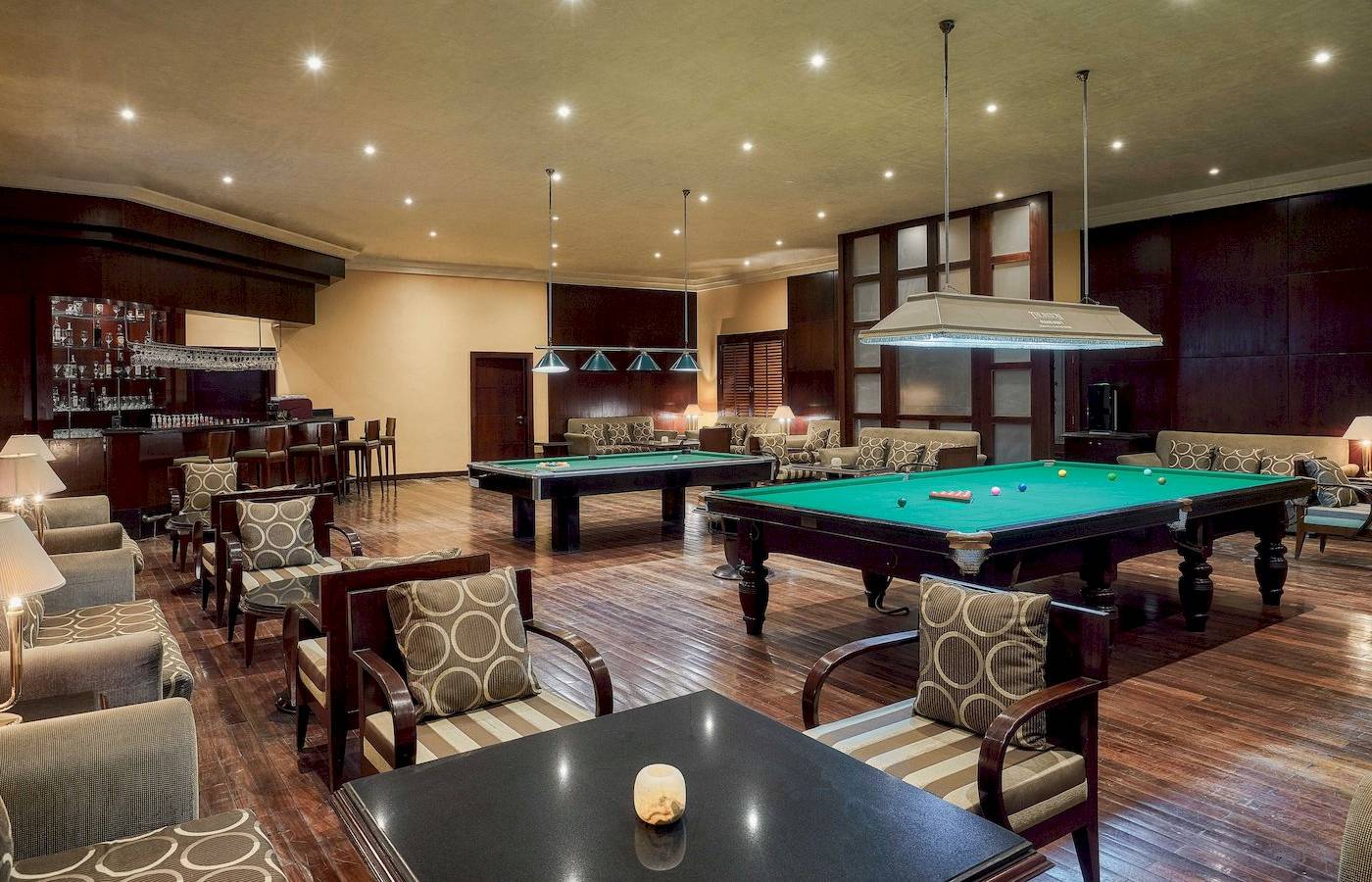 Pool-Lounge im Jaz Grand Marsa Hotel mit Billardtischen, Sofas und Bar.