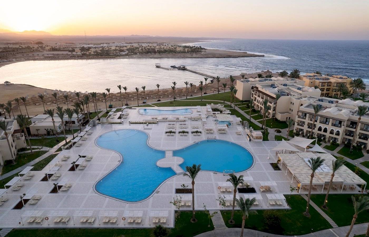 Luftaufnahme des Jaz Lamaya Resorts mit Swimmingpools und Gebäuden am Meer