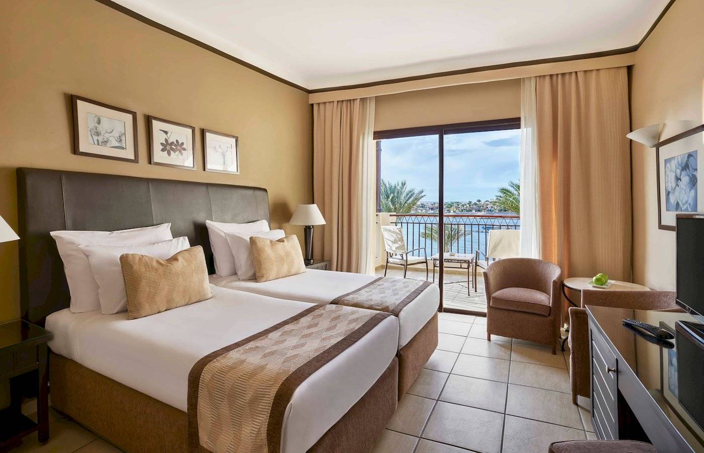 Doppelzimmer mit Balkon im Jaz Lamaya Resort mit Blick auf das Meer.